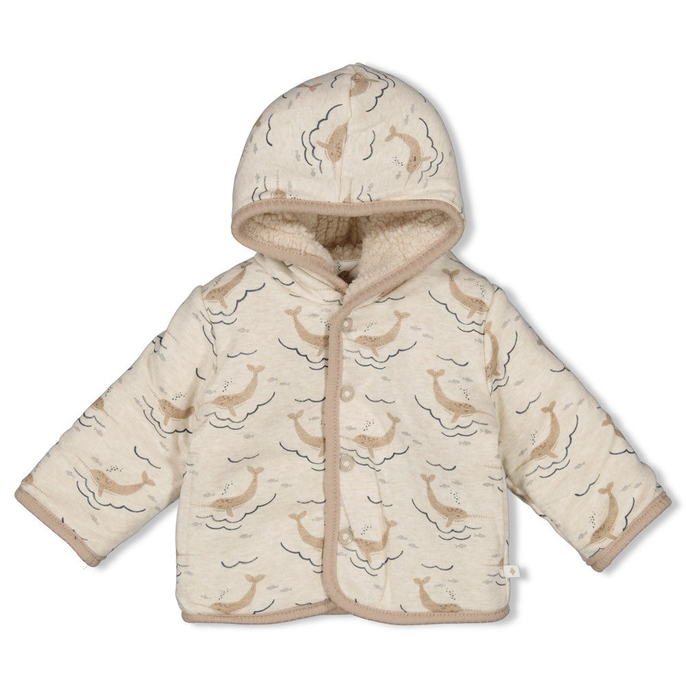Diese angenehme beige Wendejacke mit Kapuze aus der Narwal Kollektion von Feetje überzeugt durch ihre weiche Qualität und vielseitige Tragbarkeit.