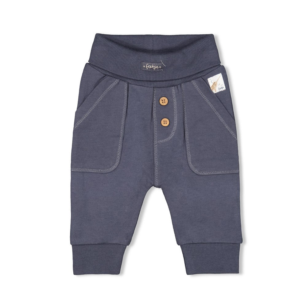 Diese dunkelblaue Hose stammt aus der Narwal Kollektion von Feetje und bietet eine stilvolle Ergänzung für jede Garderobe.
