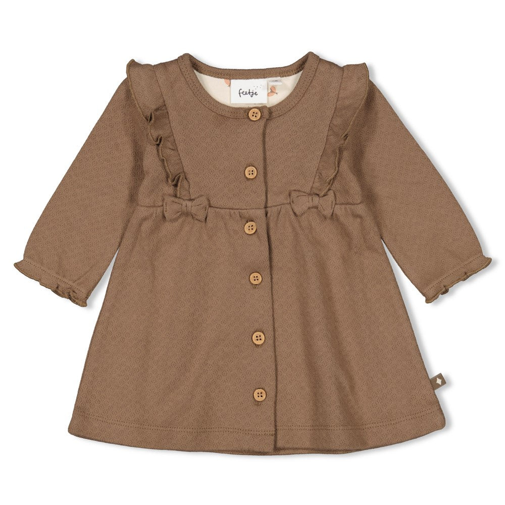 Dieses braune Kleid aus der Dancing In The Moonlight Kollektion von Feetje besticht durch charmante Schleifendetails, die jedem Auftritt eine verspielte Note verleihen.