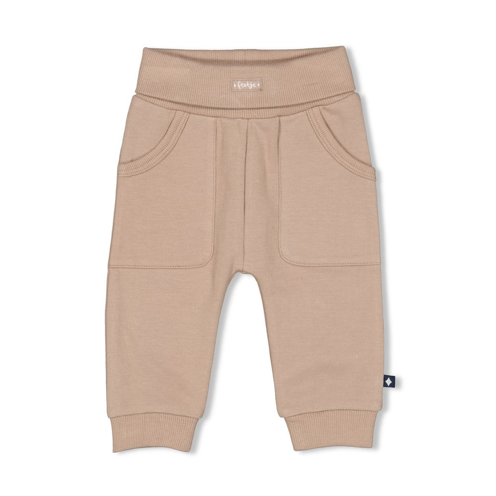 Beige Hose aus der Let’s Go! Kollektion von Feetje, die Komfort und Stil vereint.