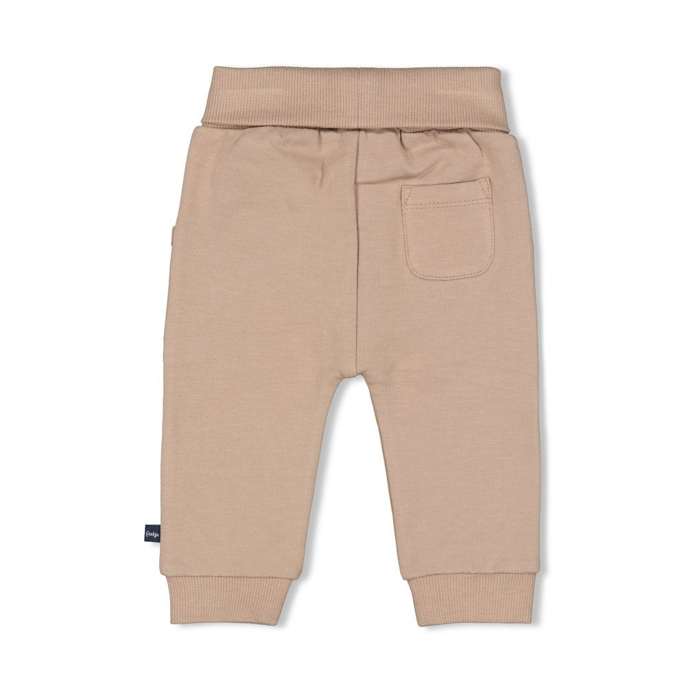 Beige Hose aus der Let’s Go! Kollektion von Feetje, die Komfort und Stil vereint.