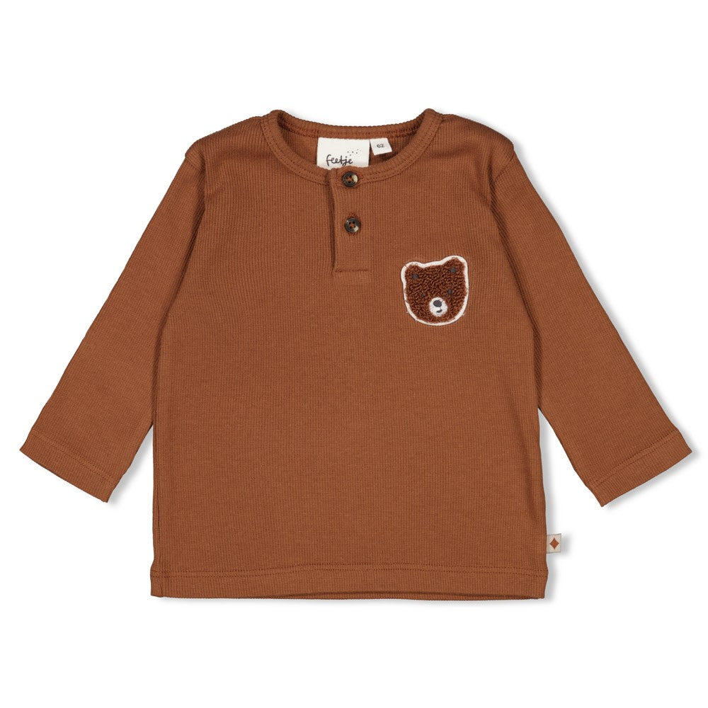 Dieses braune Langarmshirt aus der Wild World Kollektion von Feetje besticht durch einen charmanten kleinen Bären und verbindet Komfort mit stilvoller Kindermode.