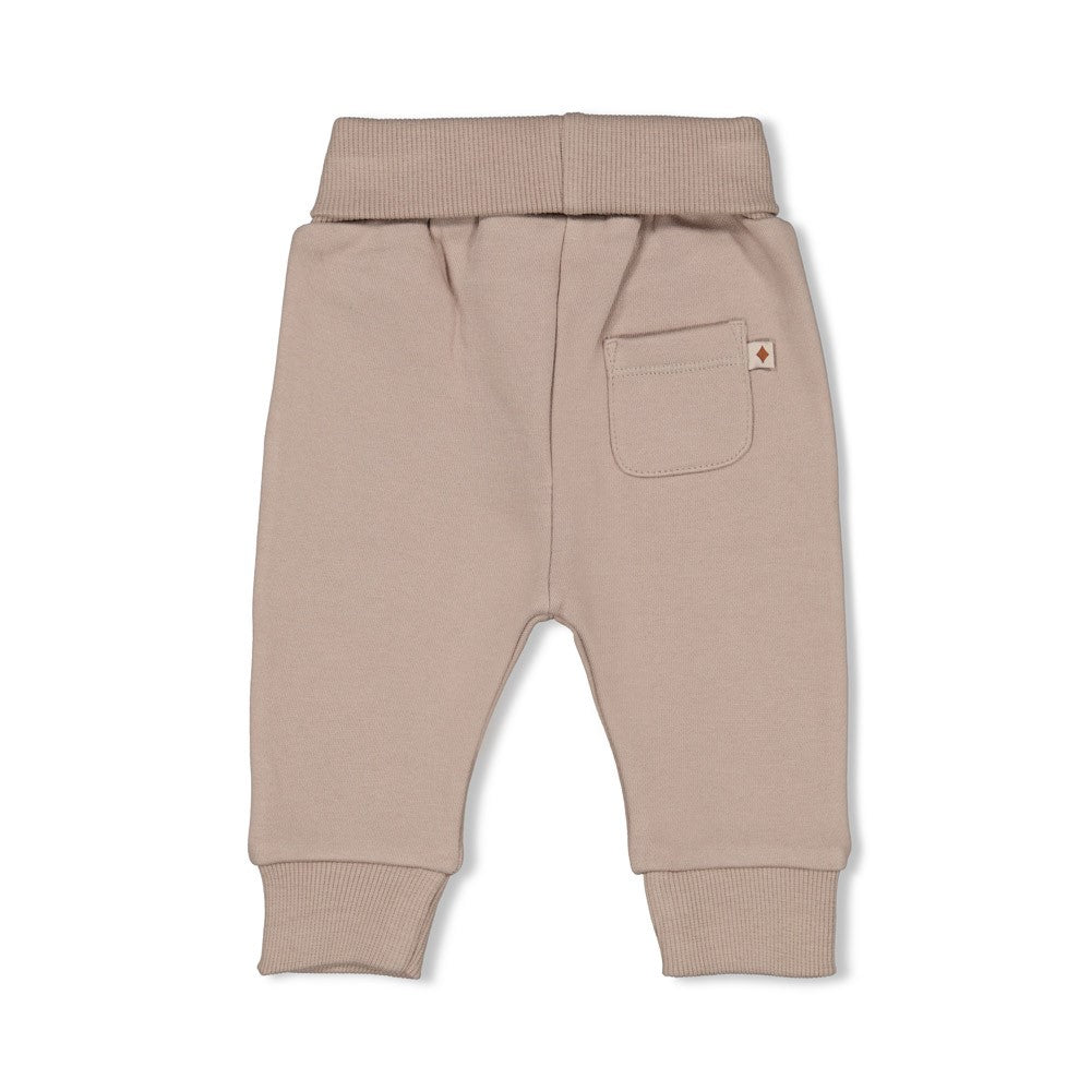 Diese braune Hose stammt aus der Wild World Kollektion von Feetje und bietet eine stilvolle Ergänzung für jede Garderobe.