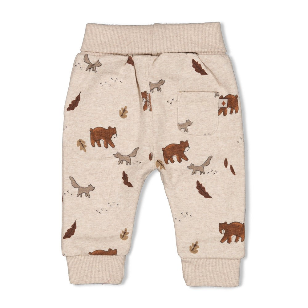 Diese beige Hose mit Bärenmotiven stammt aus der Wild World Kollektion von Feetje und bietet einen bequemen und stilvollen Look für Ihr Kind.