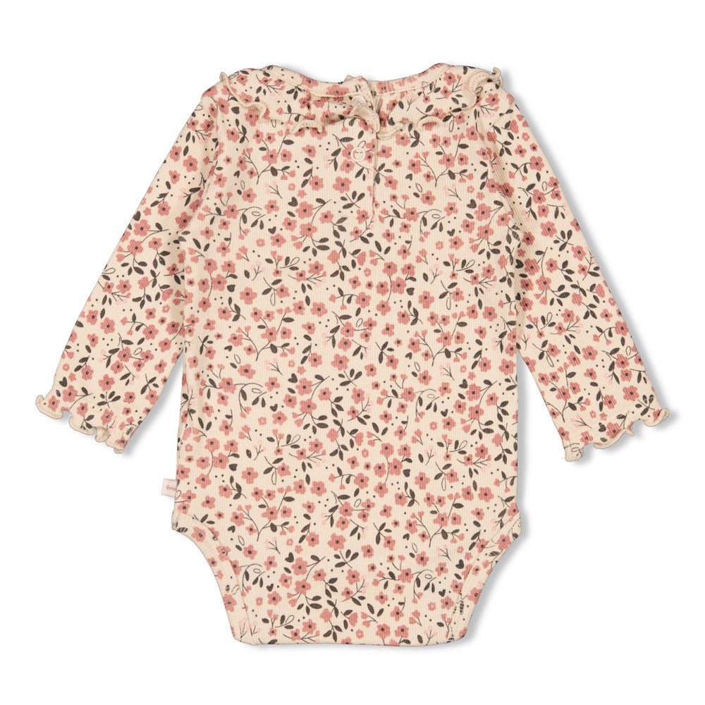Dieser gerippte Body mit durchgehendem Blumenmuster stammt aus der Woodland Bloom Kollektion von Feetje und bietet angenehmen Tragekomfort für Ihr Kind.
