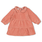 Dieses rosa Samtkleid mit Rippstruktur aus der Woodland Bloom Kollektion von Feetje besticht durch einen charmanten Kragen und praktische Knöpfe zum Schließen.