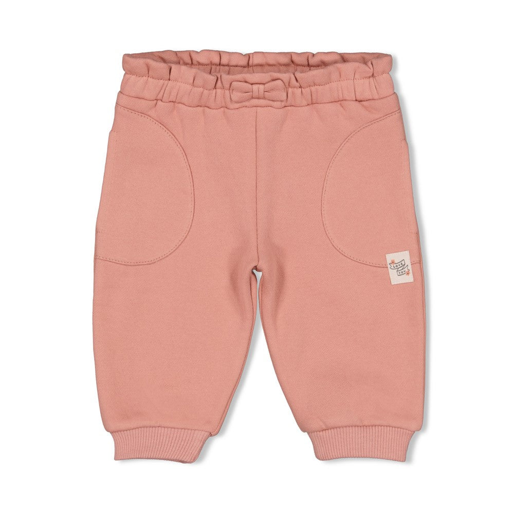 Diese rosa Hose aus der Woodland Bloom Kollektion von Feetje ist eine liebevolle Wahl für jeden Anlass.