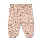 Diese Hose präsentiert sich mit einem floralen Allover-Print und gehört zur Woodland Bloom Kollektion von Feetje.