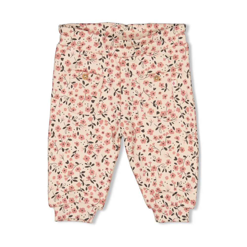 Diese Hose präsentiert sich mit einem floralen Allover-Print und gehört zur Woodland Bloom Kollektion von Feetje.
