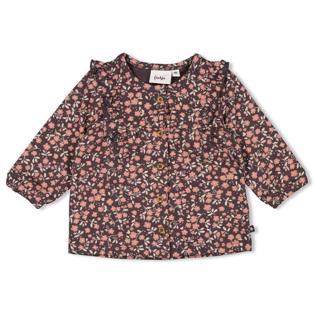 Die Bluse aus der Woodland Bloom Kollektion von Feetje zeichnet sich durch einen durchgängigen floralen All-Over-Print aus und verbindet modisches Design mit hochwertiger Verarbeitung.