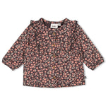 Die Bluse aus der Woodland Bloom Kollektion von Feetje zeichnet sich durch einen durchgängigen floralen All-Over-Print aus und verbindet modisches Design mit hochwertiger Verarbeitung.