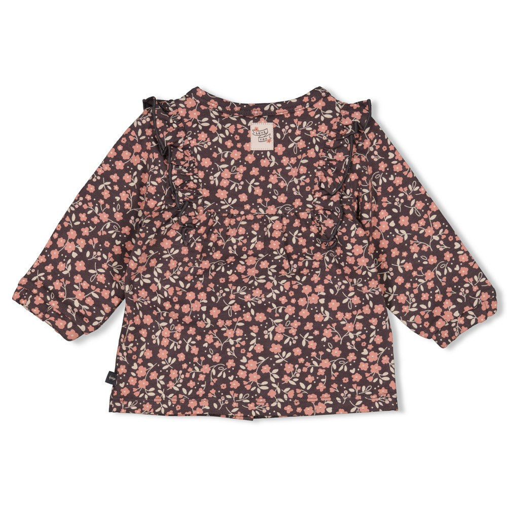 Die Bluse aus der Woodland Bloom Kollektion von Feetje zeichnet sich durch einen durchgängigen floralen All-Over-Print aus und verbindet modisches Design mit hochwertiger Verarbeitung.
