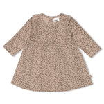 Dieses charmante Kleid mit Leopardenmuster stammt aus der Better Together Kollektion von Feetje und verleiht jedem Outfit einen verspielten Akzent.