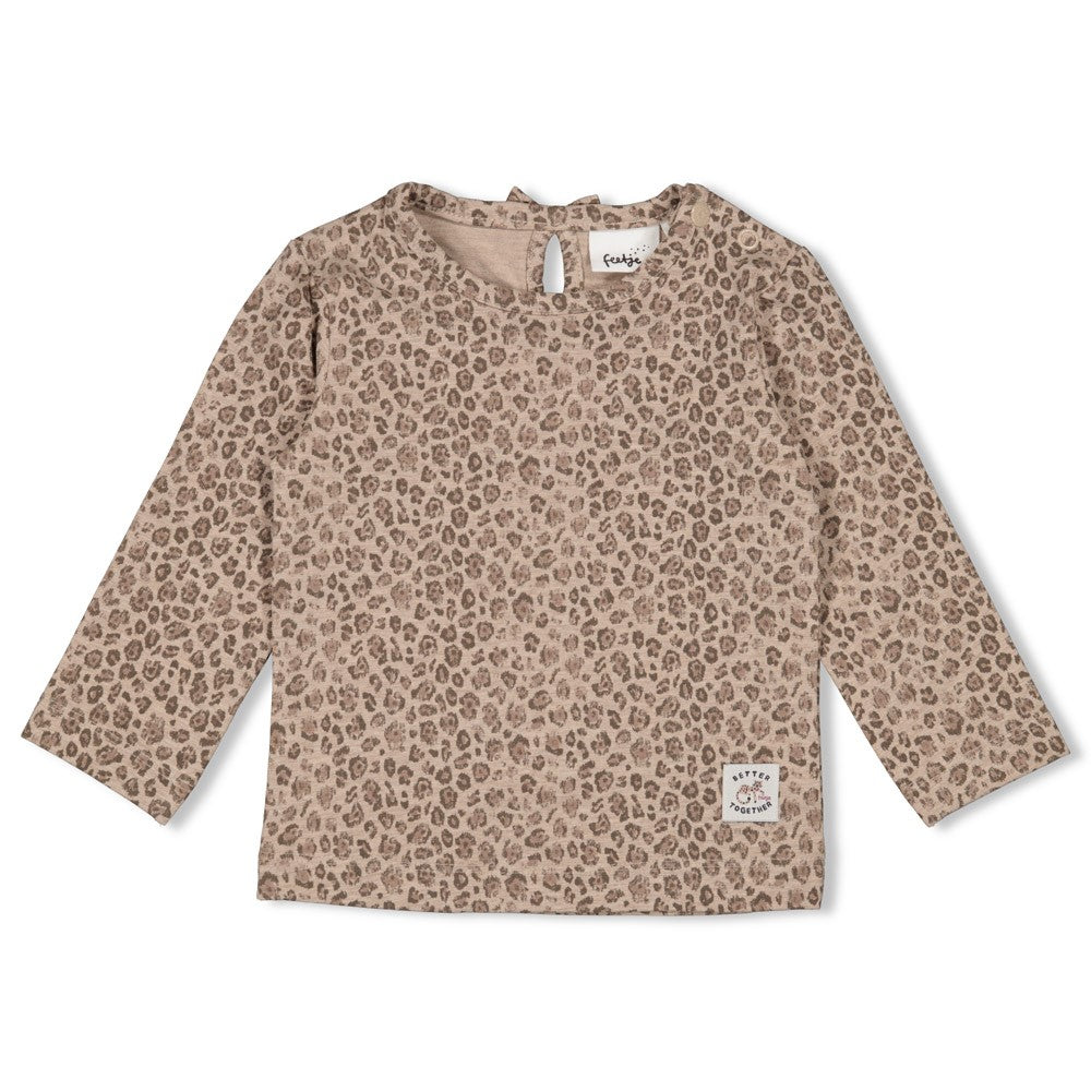 Dieses Langarmshirt aus der Better Together Kollektion von Feetje besticht durch seinen durchgehenden Leoparden-Print und verleiht jedem Outfit einen auffälligen Look.