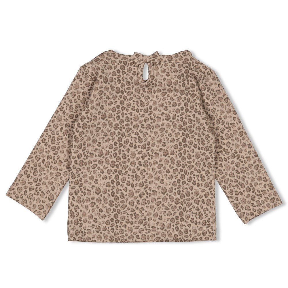 Dieses Langarmshirt aus der Better Together Kollektion von Feetje besticht durch seinen durchgehenden Leoparden-Print und verleiht jedem Outfit einen auffälligen Look.