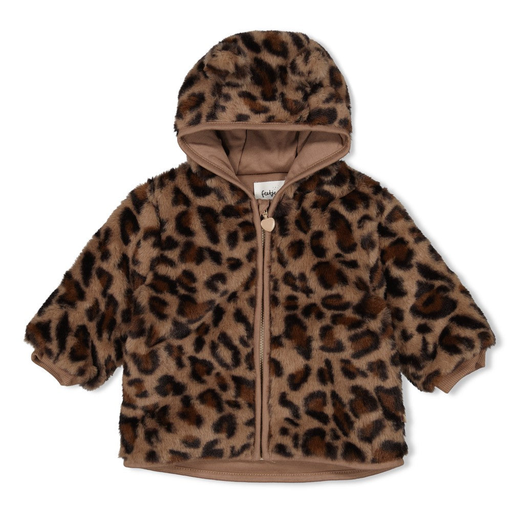 Diese kuschelige Teddyjacke mit Kapuze im angesagten Leopardenmuster stammt aus der Better Together Kollektion von Feetje und bietet angenehmen Tragekomfort sowie stylisches Design.