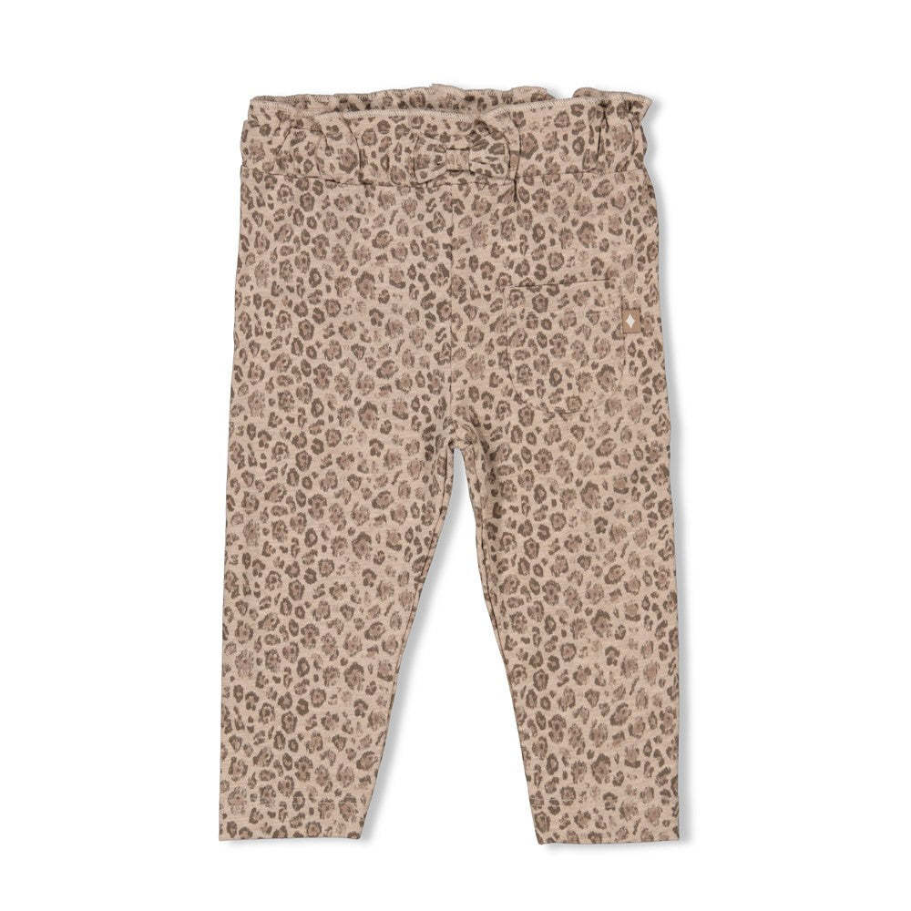 Diese Leggings aus der Better Together Kollektion von Feetje überzeugen mit einem auffälligen, durchgehenden Leopardenmuster – perfekt, um Ihrem Outfit einen einzigartigen und stilvollen Akzent zu verleihen.