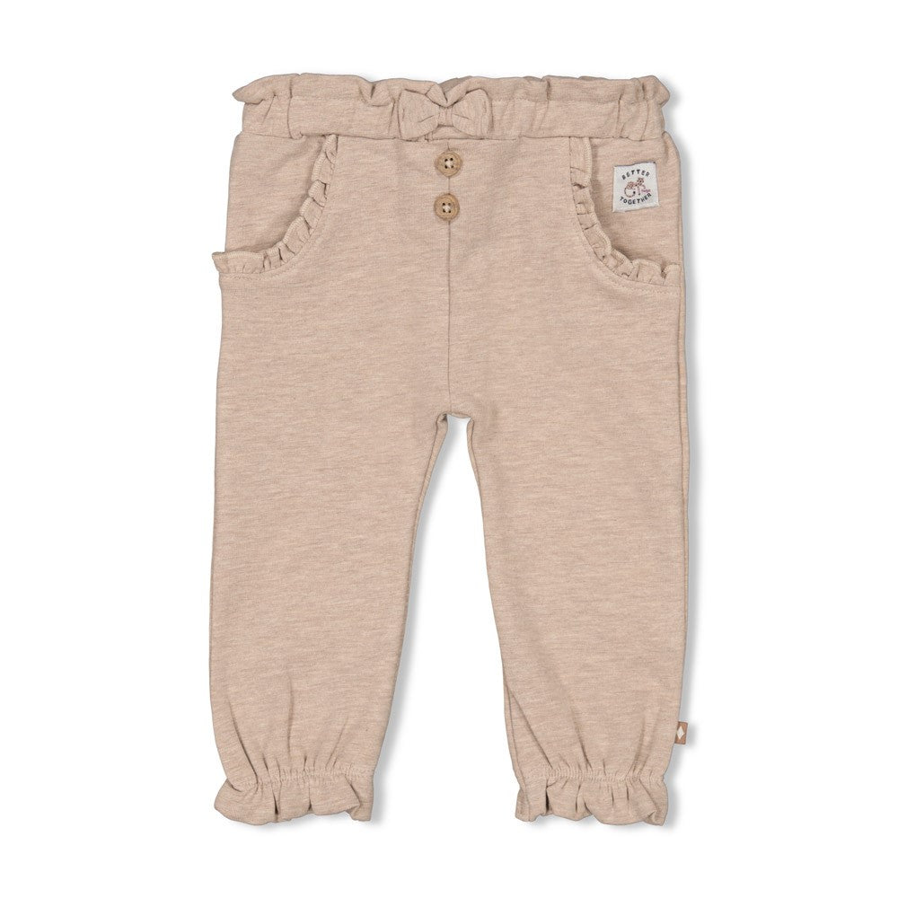 Diese Hose mit Rüschen stammt aus der eleganten Better Together Kollektion von Feetje.