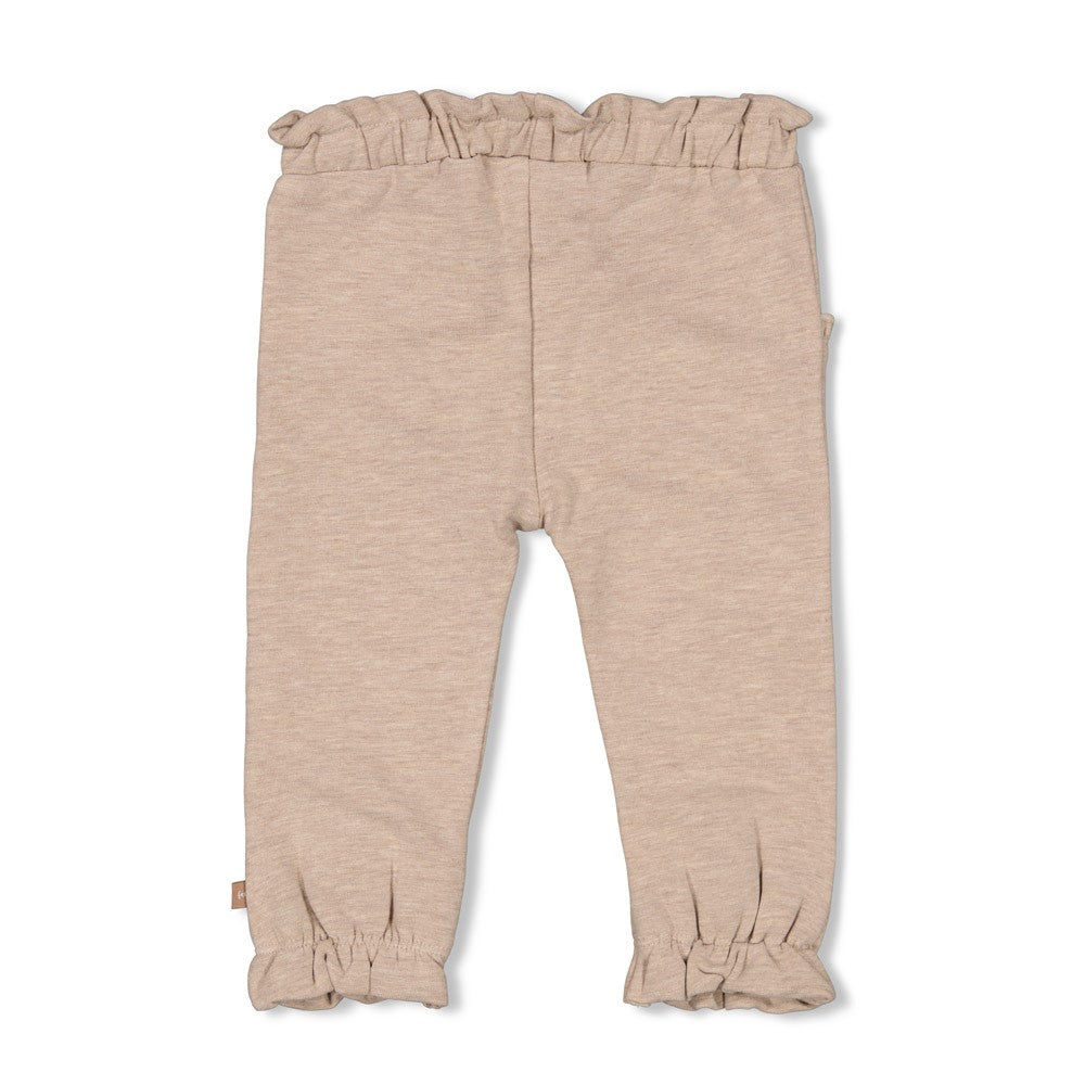 Diese Hose mit Rüschen stammt aus der eleganten Better Together Kollektion von Feetje.