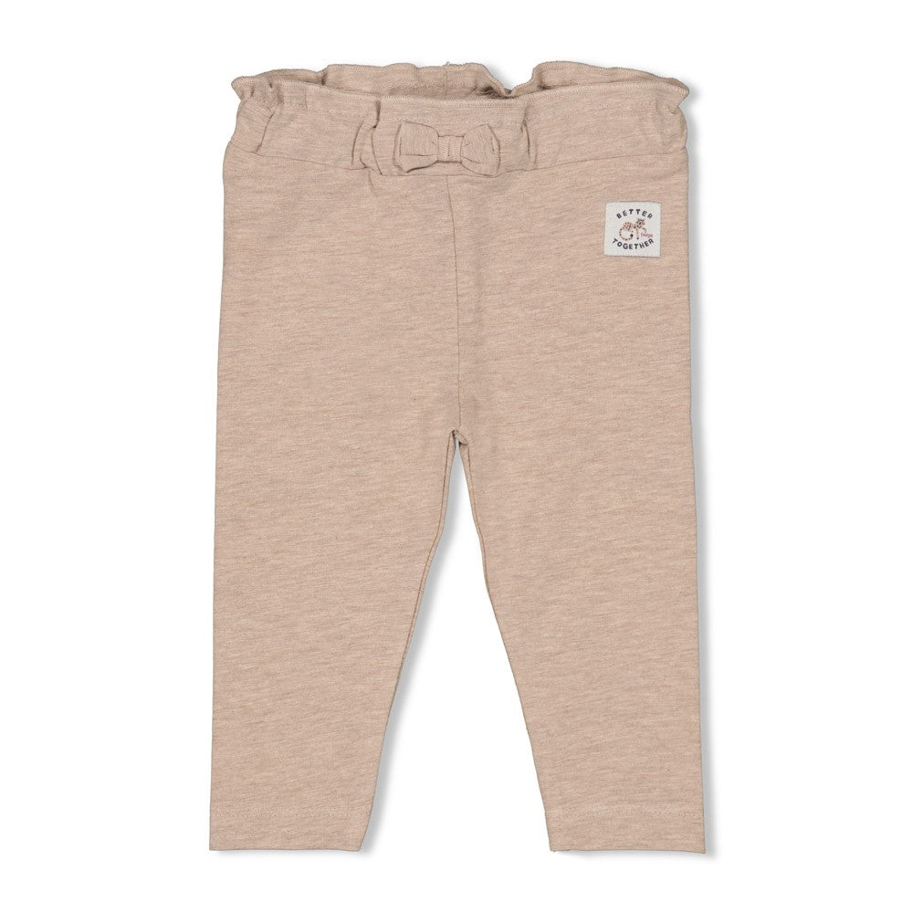 Diese Leggings aus der Better Together Kollektion von Feetje zeichnen sich durch eine elegante Schleifendetail aus.