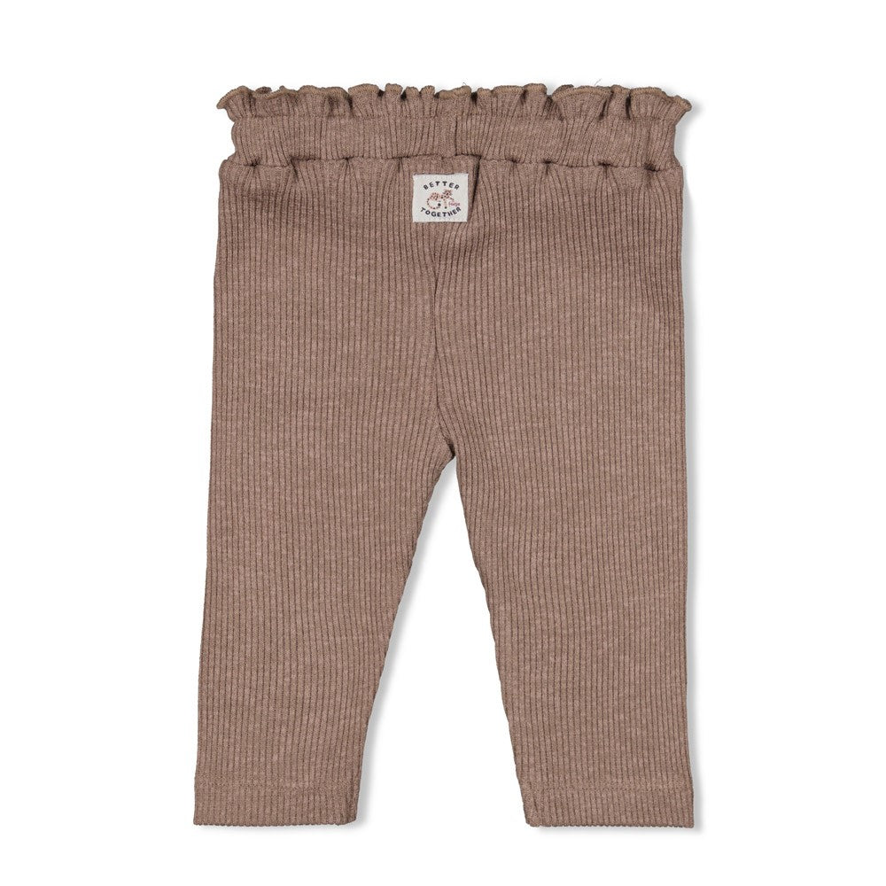 Diese braunen, gerippten Leggings stammen aus der exklusiven Better Together Kollektion von Feetje und verbinden Komfort mit elegantem Design.