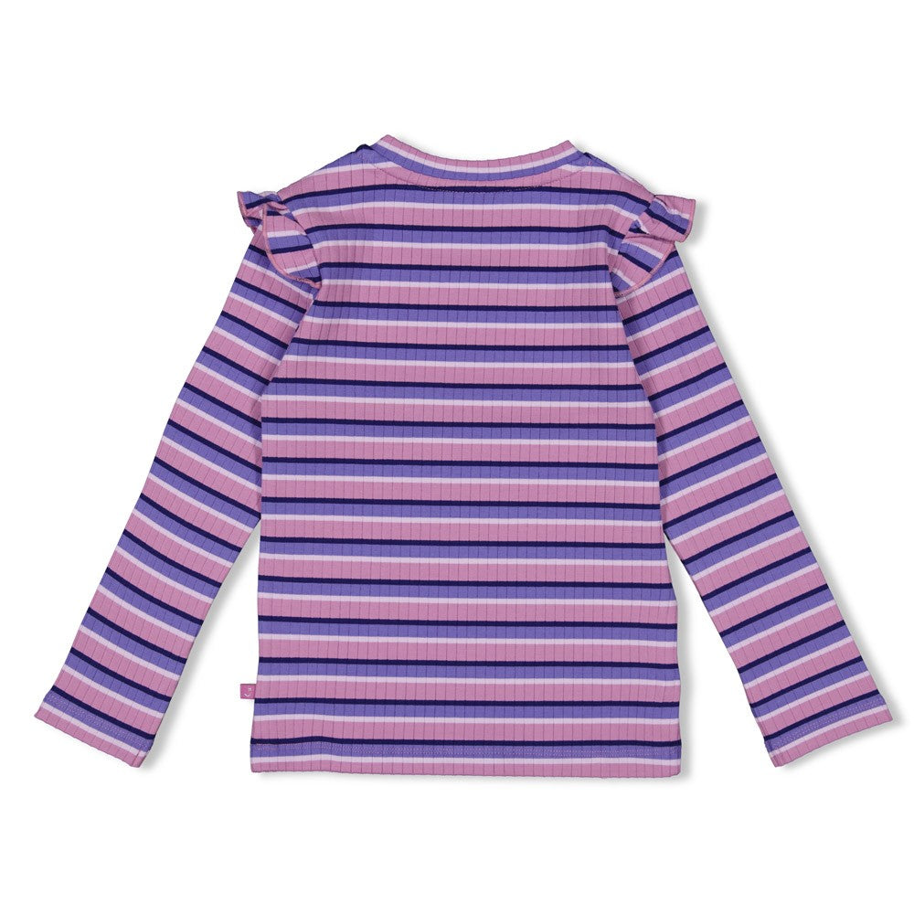 Dieses langärmlige, gerippte Shirt aus der Wild Soul Kollektion von Jubel besticht durch seine lila Streifen und charmanten Rüschen an den Ärmeln – ein stilvolles Must-have für jeden Tag.