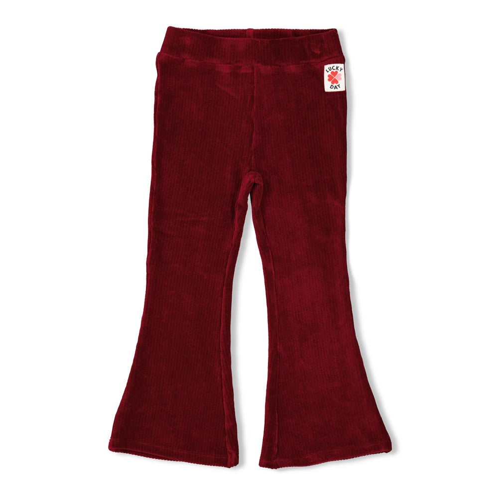 Diese gerippte Schlaghose aus samtigem Stoff in tiefem Rot stammt aus der Queen Of Hearts Kollektion von Jubel und vereint Komfort mit einem auffälligen Look.
