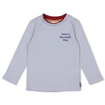 Dieses blaue Langarmshirt aus der Waves and Whales Kollektion von Sturdy besticht durch sein maritimes Design und sorgt für einen stilvollen Auftritt.