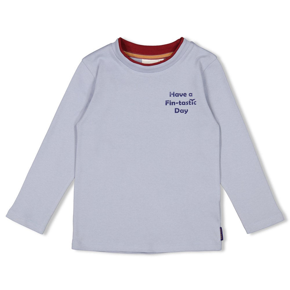 Dieses blaue Langarmshirt aus der Waves and Whales Kollektion von Sturdy besticht durch sein maritimes Design und sorgt für einen stilvollen Auftritt.