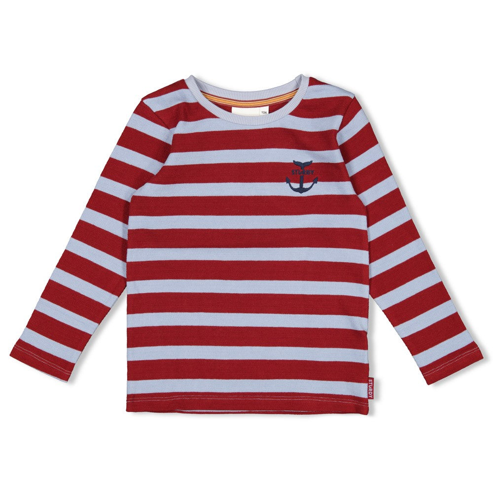 Dieses rot-blaue, gestreifte Langarmshirt aus der Waves and Whales Kollektion von Sturdy überzeugt mit seinem gerippten Material und einem dezenten Anker-Detail – perfekt für einen maritimen Look mit Stil.