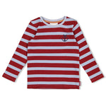 Dieses rot-blaue, gestreifte Langarmshirt aus der Waves and Whales Kollektion von Sturdy überzeugt mit seinem gerippten Material und einem dezenten Anker-Detail – perfekt für einen maritimen Look mit Stil.