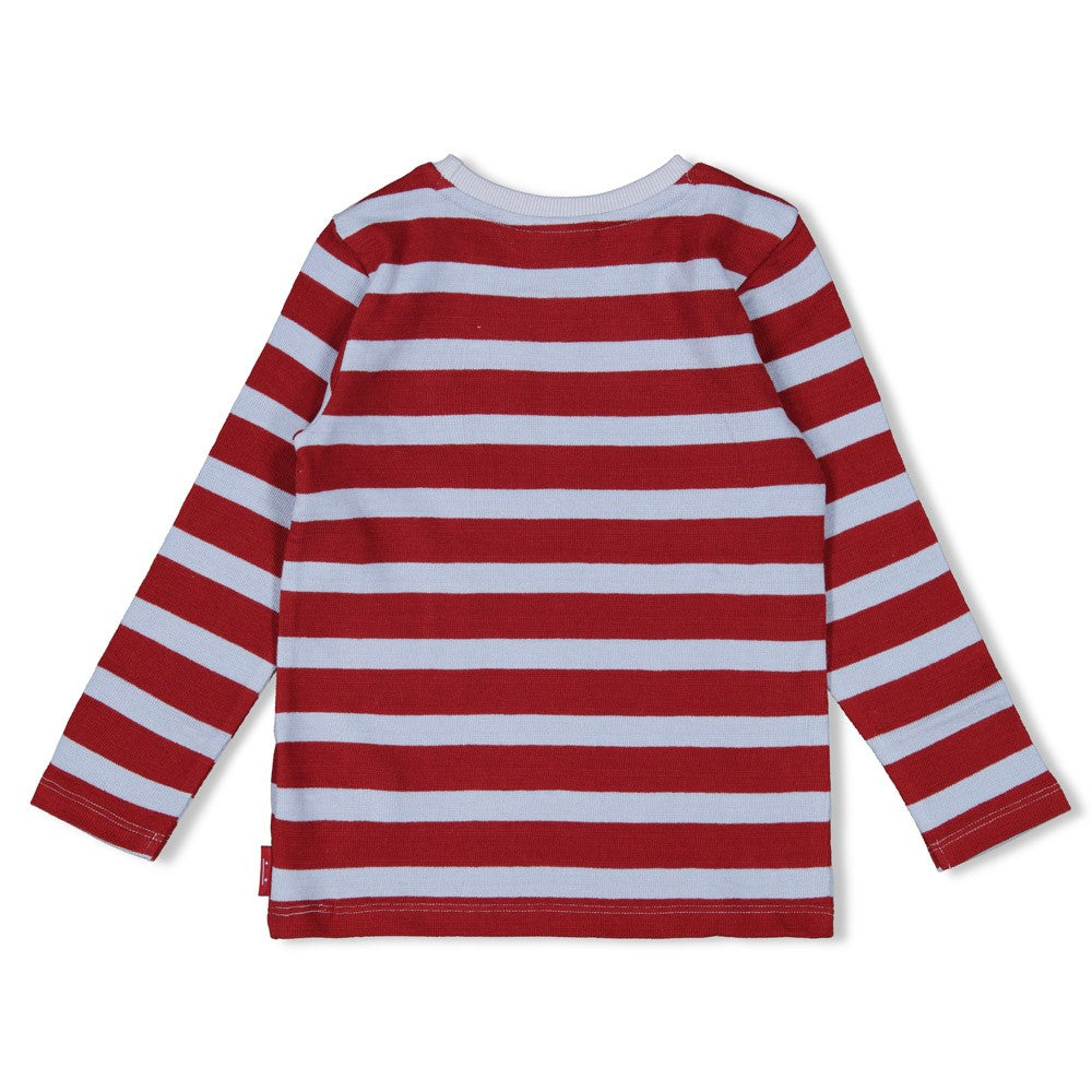 Dieses rot-blaue, gestreifte Langarmshirt aus der Waves and Whales Kollektion von Sturdy überzeugt mit seinem gerippten Material und einem dezenten Anker-Detail – perfekt für einen maritimen Look mit Stil.