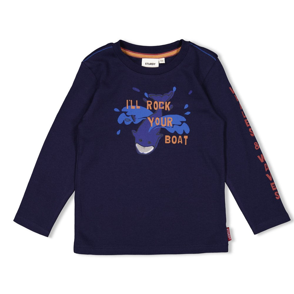Dieses blaue Langarmshirt mit Walmotiv stammt aus der Waves and Whales Kollektion von Sturdy und verbindet stilvolles Design mit maritimem Flair.