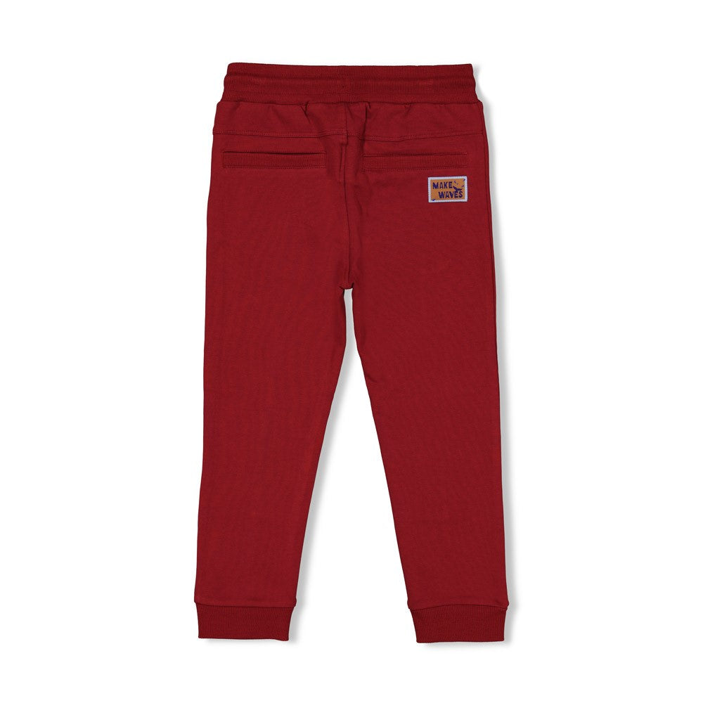 Diese rote Hose aus der Waves and Whales Kollektion von Sturdy überzeugt durch ihr markantes Design und hochwertige Verarbeitung.