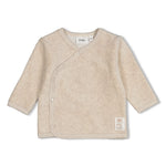 Weiches Wickelshirt von Feetje aus hochwertigem Velours-Rippstoff – perfekt für zarte Babyhaut. Die elastische Mischung aus Baumwolle, Polyester und Elasthan bietet optimalen Komfort und Bewegungsfreiheit. Das klassische Wickeldesign ermöglicht einfaches An- und Ausziehen. Ideal für Neugeborene und Babys in den ersten Monaten.