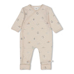Anzug Klapfuß AOP - Penguin Cuddles von Feetje. Weiches Single Jersey aus 94% Baumwolle und 6% Elasthan für optimale Bewegungsfreiheit und Tragekomfort. Das niedliche Pinguin-Muster begeistert kleine Entdecker. Perfekt für jeden Tag – praktisch, langlebig und pflegeleicht.