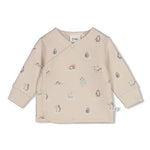 Wickelshirt AOP - Penguin Cuddles von Feetje. Die hochwertige Mischung aus Baumwolle und Polyester sorgt für Strapazierfähigkeit und Komfort. Das stepped double fabric ist besonders weich und angenehm auf empfindlicher Babyhaut. Ideal zum einfachen An- und Ausziehen dank praktischer Wickelfunktion.