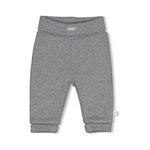 Kuschelige Gerippte Hose AO in niedlichem Penguin Cuddles Design von Feetje. Das hochwertige Material mit Rippstruktur bietet optimale Bewegungsfreiheit und Tragekomfort für Babys. Die luftige Ajour-Verarbeitung sorgt für angenehme Atmungsaktivität an warmen Tagen. Perfekt für den Alltag und besondere Anlässe.