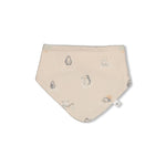 Dieser kuschelweiche Schal von Feetje besticht durch sein verspieltes Pinguin-Motiv und überzeugt mit hochwertigen Materialien. Die Kombination aus Single Jersey und Terry Towel sorgt für optimale Wärmespeicherung und angenehmen Tragekomfort. Perfekt für kleine Abenteurer in der kalten Jahreszeit – ein treuer Begleiter für jedes Outdoor-Abenteuer.