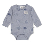 Body AOP - Breakfast Buddy von Feetje ist ein kuschelweiches Babybody aus hochwertigem Single Jersey. Das angenehme Material aus 94% Baumwolle und 6% Elasthan bietet optimale Bewegungsfreiheit und Tragekomfort für dein Baby. Das verspielt gemusterte All-Over-Print Design mit Breakfast-Motiven macht diesen Body zu einem niedlichen Begleiter im Alltag. Perfekt für jeden Tag – praktisch, komfortabel und zeitlos schön.