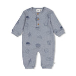 Gerippter Anzug AOP - Breakfast Buddy von Feetje. Dieser kuschelige Anzug besticht durch sein verspieltes All-Over-Print-Design und bietet maximalen Tragekomfort für die Kleinsten. Das elastische Rib Jersey aus 95% Baumwolle und 5% Elasthan passt sich perfekt an und ermöglicht volle Bewegungsfreiheit. Ideal für den Alltag und zum Spielen.