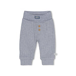 Gerippte Hose - Breakfast Buddy von Feetje. Diese komfortable Kinderhose besticht durch ihr weiches Rib Jersey Material aus 95% Baumwolle und 5% Elasthan, das optimale Bewegungsfreiheit und Strapazierfähigkeit bietet. Das gerippte Design sorgt für eine moderne Optik und angenehmen Tragekomfort den ganzen Tag über. Perfekt für aktive Kinder, die Qualität und Style lieben.
