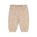 Gemütliche Hose von Feetje aus weichem French Terry mit verspieltem All-Over-Print. Das elastische Material bietet maximale Bewegungsfreiheit und Tragekomfort für aktive Tage. Perfekt für Freizeit und Entspannung.