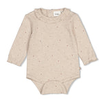 Body AOP - My Little Love von Feetje ist ein liebevoll gestalteter Body mit charmanten All-Over-Print. Das weiche Single Jersey aus 94% Baumwolle und 6% Elasthan bietet optimale Bewegungsfreiheit und Tragekomfort für dein Baby. Die elastische Mischung sorgt für eine perfekte Passform, die mit deinem Kind mitwächst. Ideal für den Alltag – praktisch, gemütlich und zeitlos schön.