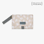 Die Wickelunterlage in Sand ist kompakt und praktisch für unterwegs. Sie bietet Stauraum für Windeln und Pflegeartikel in Innentaschen, sodass alles griffbereit ist. Einfach am Handgelenk oder Kinderwagen zu befestigen und nach Gebrauch platzsparend zusammenfaltbar. Ideal, um jederzeit schnell und hygienisch zu wickeln.