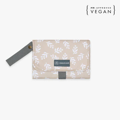 Die Wickelunterlage in Sand ist kompakt und praktisch für unterwegs. Sie bietet Stauraum für Windeln und Pflegeartikel in Innentaschen, sodass alles griffbereit ist. Einfach am Handgelenk oder Kinderwagen zu befestigen und nach Gebrauch platzsparend zusammenfaltbar. Ideal, um jederzeit schnell und hygienisch zu wickeln.