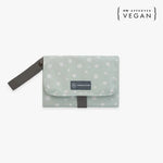 Die Wickelunterlage Punkte Mint ist ideal für unterwegs. Sie lässt sich einfach am Handgelenk oder Kinderwagen befestigen und bietet dank Innentaschen Platz für Windeln und Pflegeartikel. Nach dem Wickeln wird sie kompakt zusammengefaltet – so bist du jederzeit gut vorbereitet.