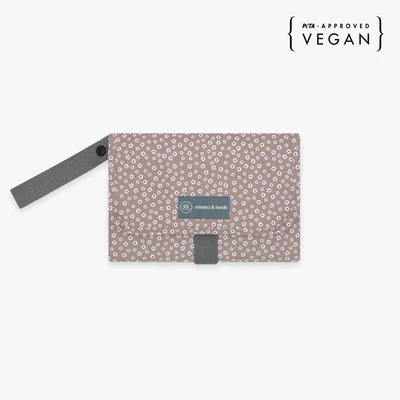 Die Wickelunterlage Blume Berry ist kompakt und praktisch für unterwegs. Mit integrierten Taschen bietet sie Platz für Windeln und Pflegeartikel, sodass alles griffbereit ist. Sie lässt sich einfach am Handgelenk oder Kinderwagen befestigen und nach Gebrauch platzsparend zusammenfalten. So sind Sie jederzeit bestens vorbereitet.