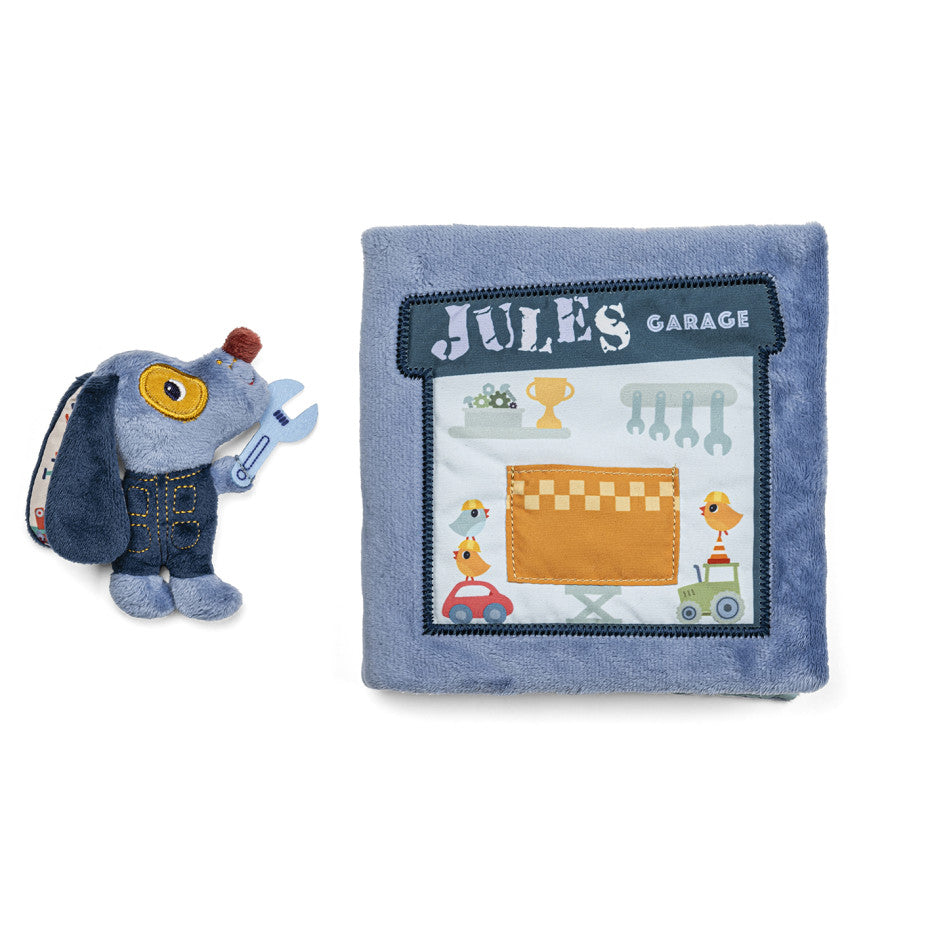 Dieses Aktivitätsbuch begleitet Kleinkinder ab 12 Monaten spielerisch in Jules' Garage. Mit liebevollen Illustrationen und einem kleinen Hundeplüschtier entdecken Kinder verschiedene Fahrzeuge und lernen, wie man sie repariert. Das raschelnde Papier und die Klappen fördern Neugier, Motorik und Fantasie. Waschbar bei 30° und aus recyceltem Polyester gefertigt, bietet es eine sichere und nachhaltige Beschäftigung für die Kleinsten. Ideal für gemeinsame Lern- und Kuschelzeiten.