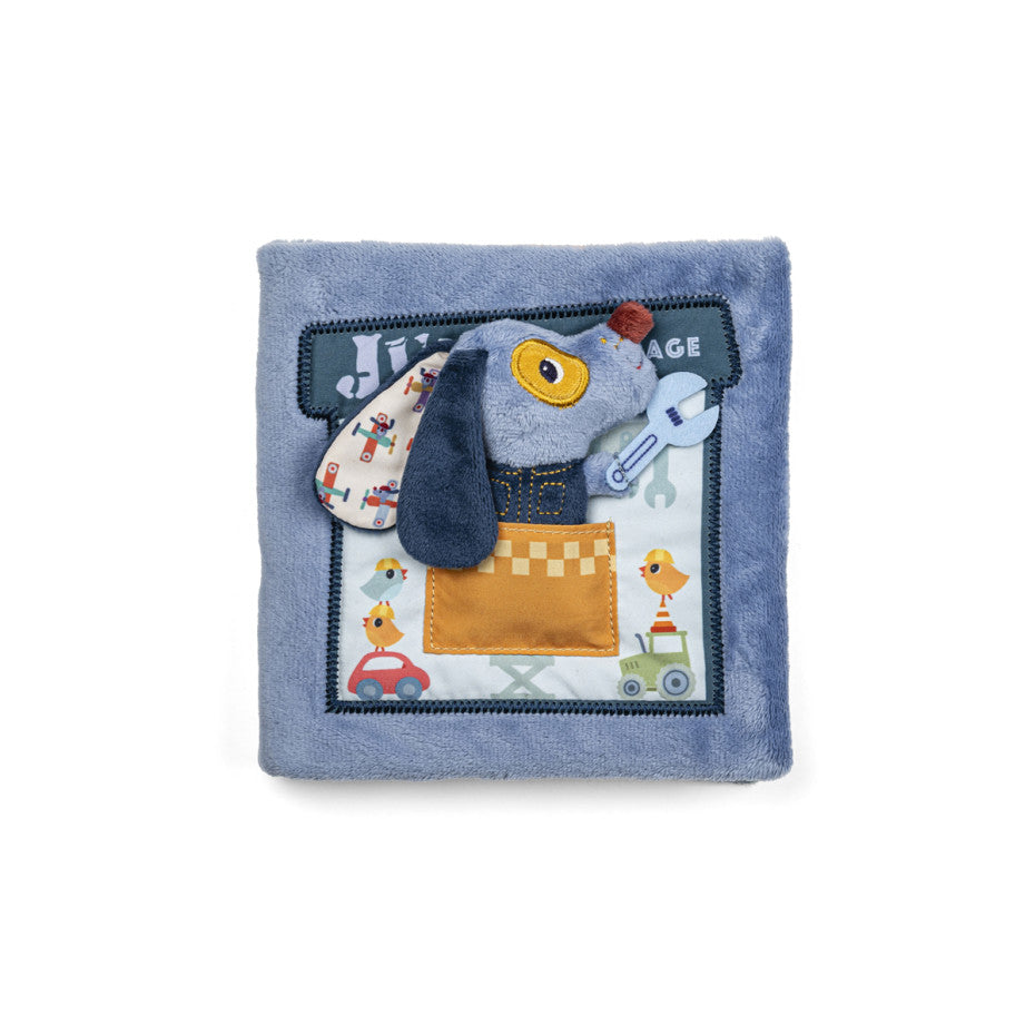 Dieses Aktivitätsbuch begleitet Kleinkinder ab 12 Monaten spielerisch in Jules' Garage. Mit liebevollen Illustrationen und einem kleinen Hundeplüschtier entdecken Kinder verschiedene Fahrzeuge und lernen, wie man sie repariert. Das raschelnde Papier und die Klappen fördern Neugier, Motorik und Fantasie. Waschbar bei 30° und aus recyceltem Polyester gefertigt, bietet es eine sichere und nachhaltige Beschäftigung für die Kleinsten. Ideal für gemeinsame Lern- und Kuschelzeiten.